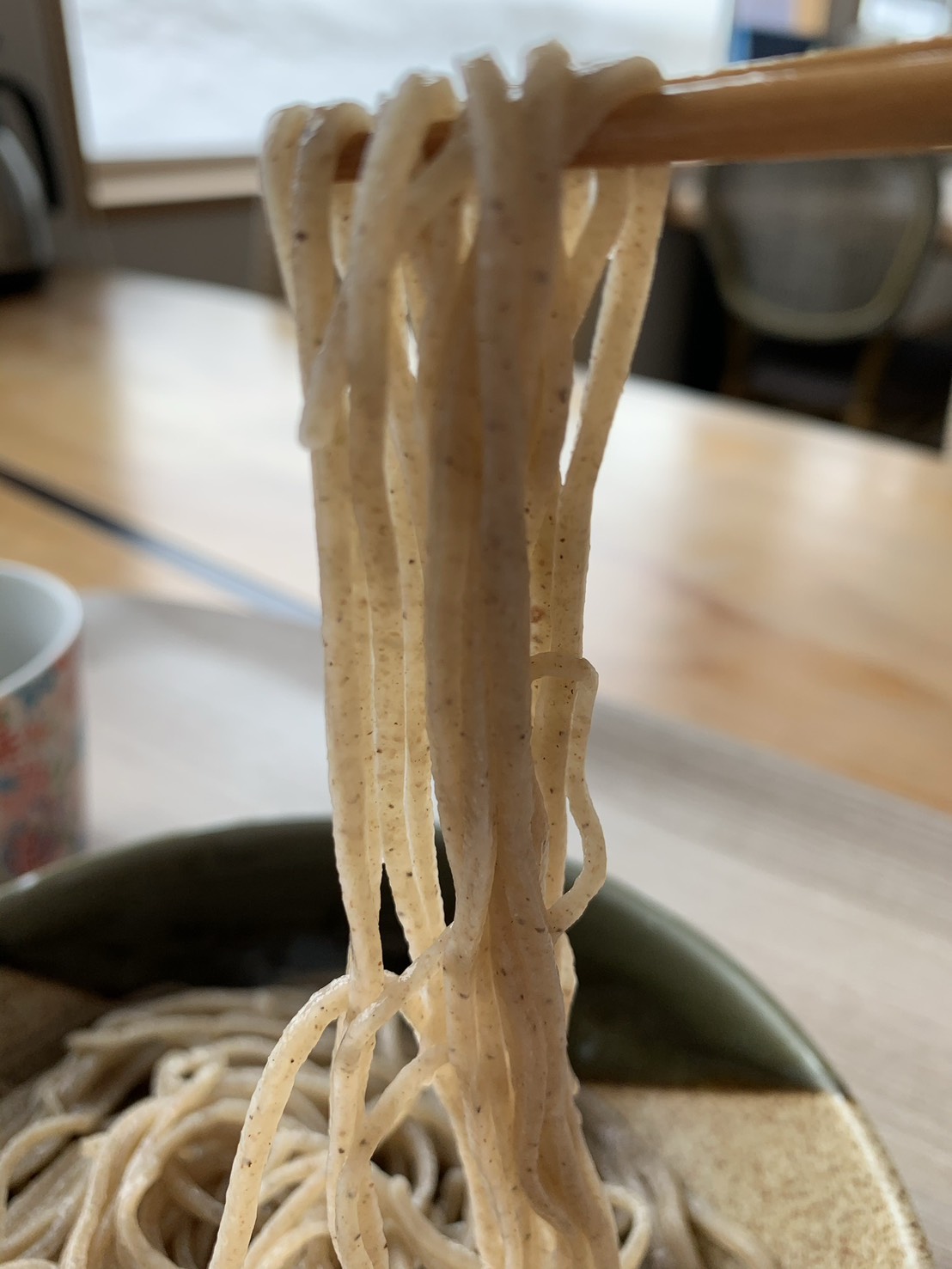 箸で持ち上げた手打そば